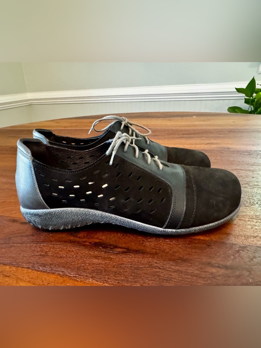 Naot Lalo Sneaker Women's Size 39 / 8-8.5 Black & Tin Suede Leahter Lace Up Shoe